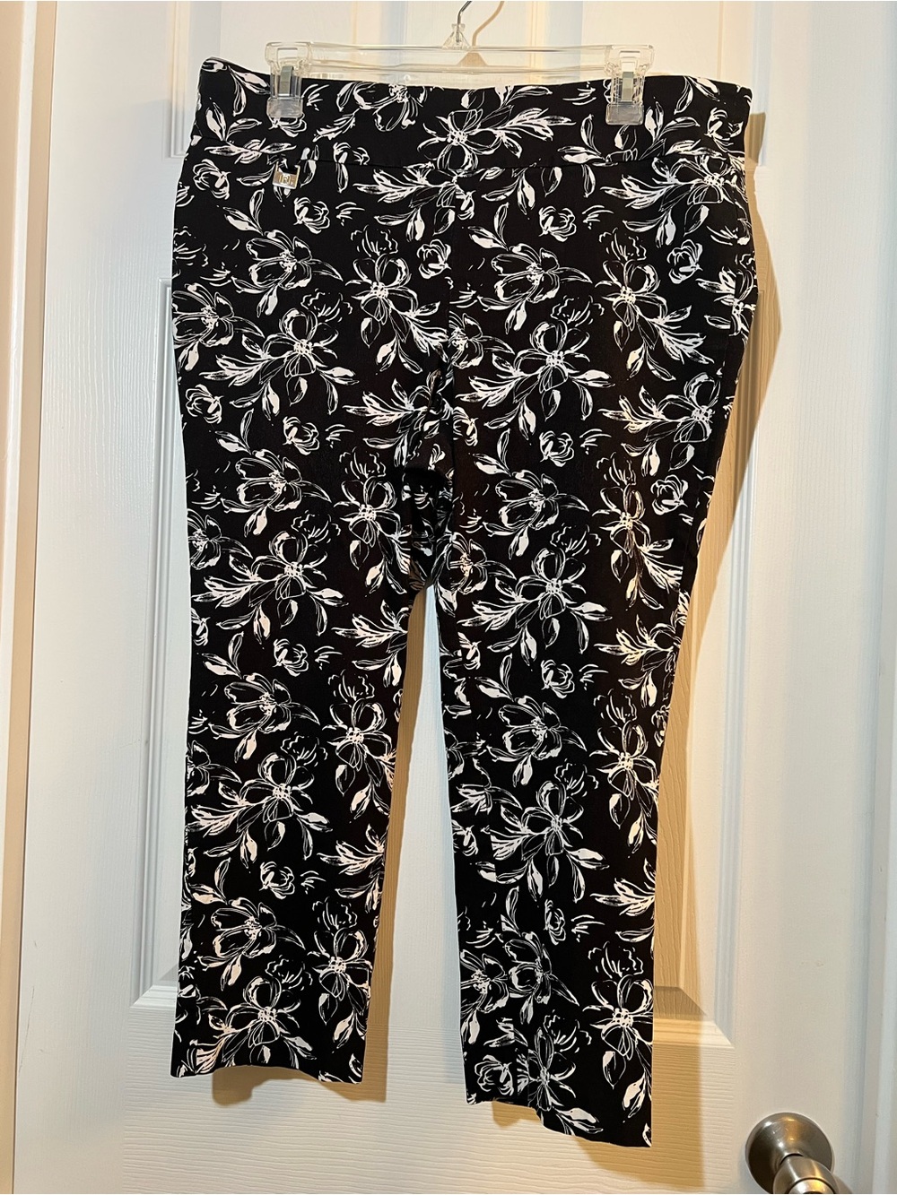 Rafaella Black Floral Pull-On Capri Pants